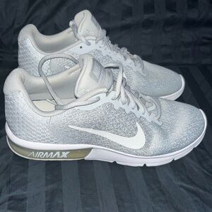 Women’s Size 8.5 NIKE AIR MAX SEQUENT 2 SHOES
